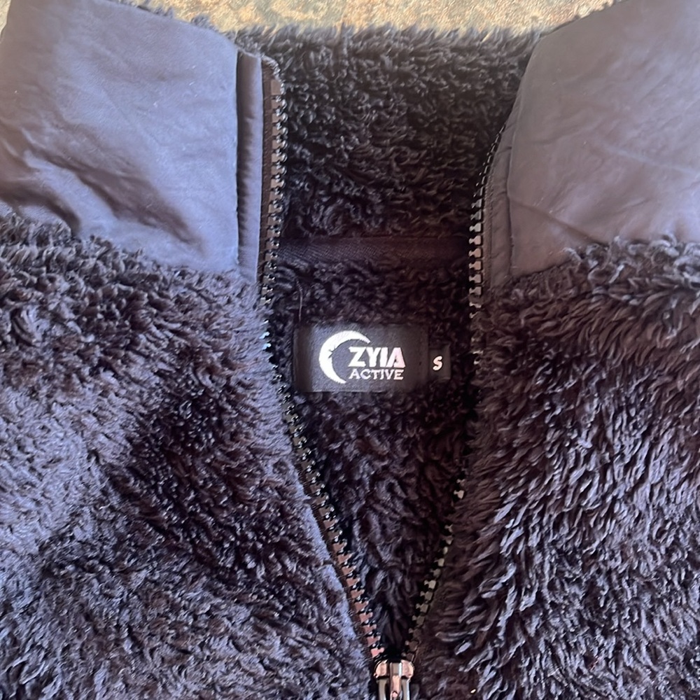Zyia Pullover - Picture 2 of 2